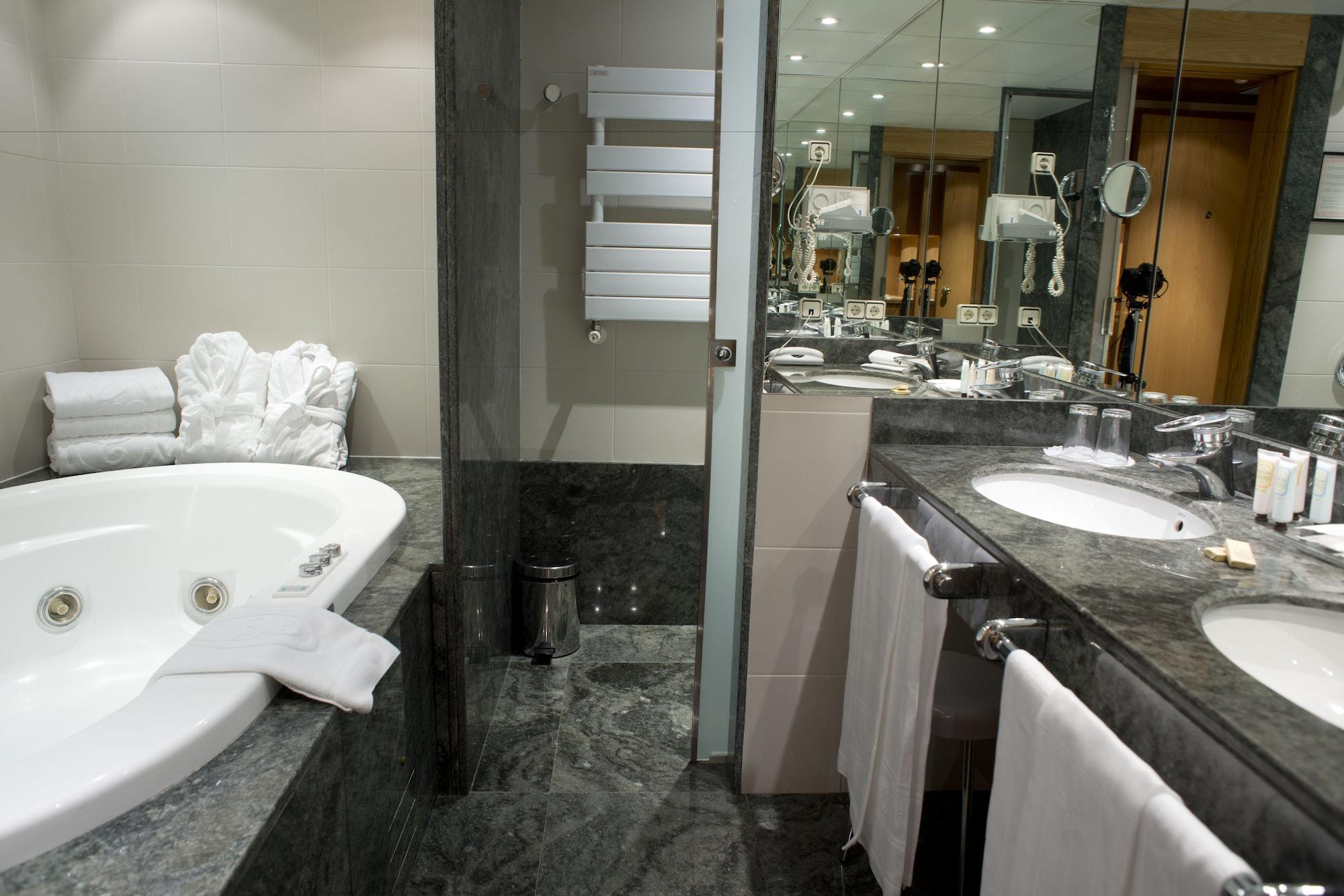 A Casa Canut Hotel Gastronomic Escaldes Eksteriør bilde Bathroom