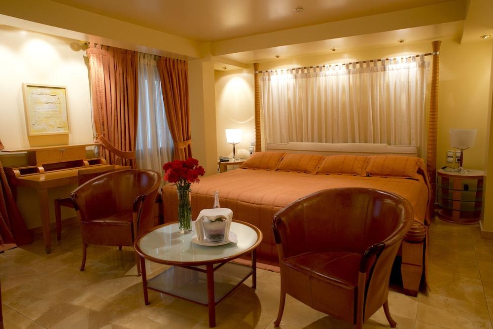 A Casa Canut Hotel Gastronomic Escaldes Eksteriør bilde A suite at the Four Seasons Hotel, Bangkok