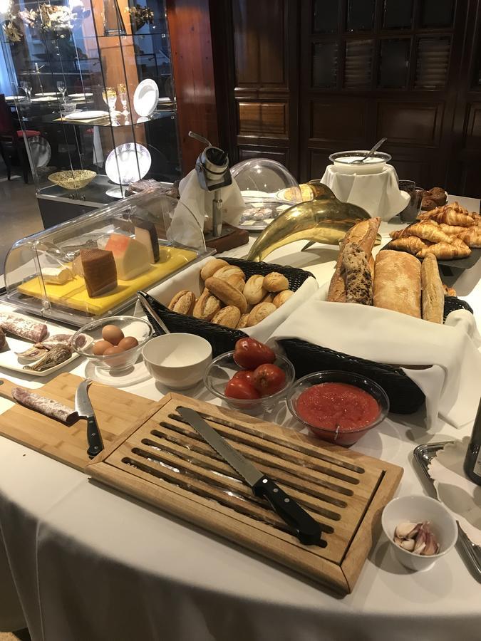 A Casa Canut Hotel Gastronomic Escaldes Eksteriør bilde A breakfast buffet at a hotel