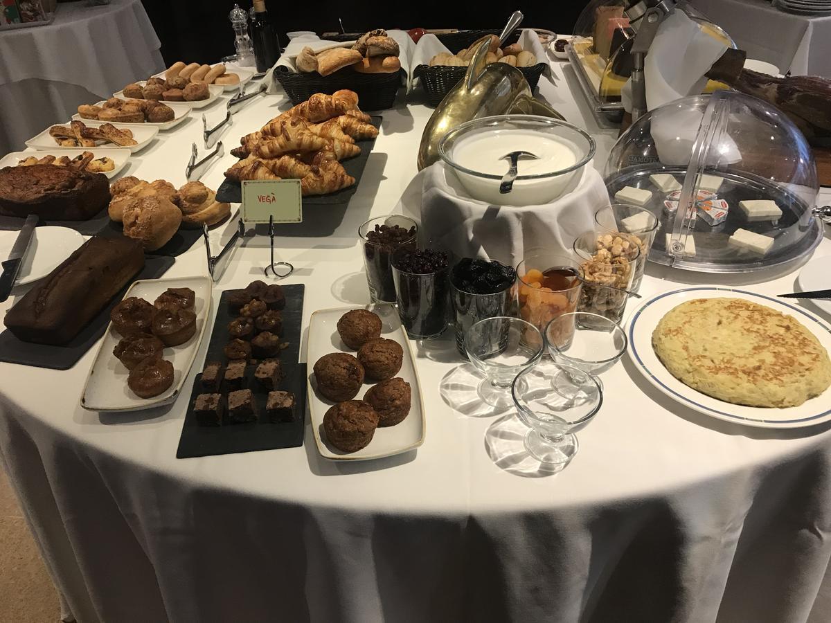 A Casa Canut Hotel Gastronomic Escaldes Eksteriør bilde A selection of afternoon tea desserts