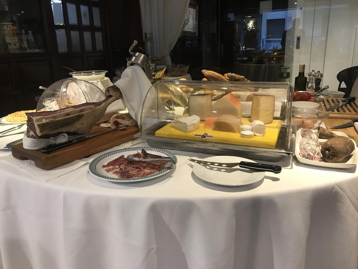 A Casa Canut Hotel Gastronomic Escaldes Eksteriør bilde Cheese and charcuterie at a buffet